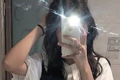关晓彤深夜去酒吧被拍！同行人曝光评论区彻底炸了